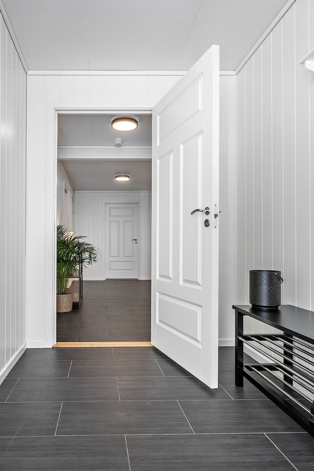 I gangen innenfor vindfanget er det bod og garderoberom med mye lagringsplass. Velkommen inn! Galleribilde