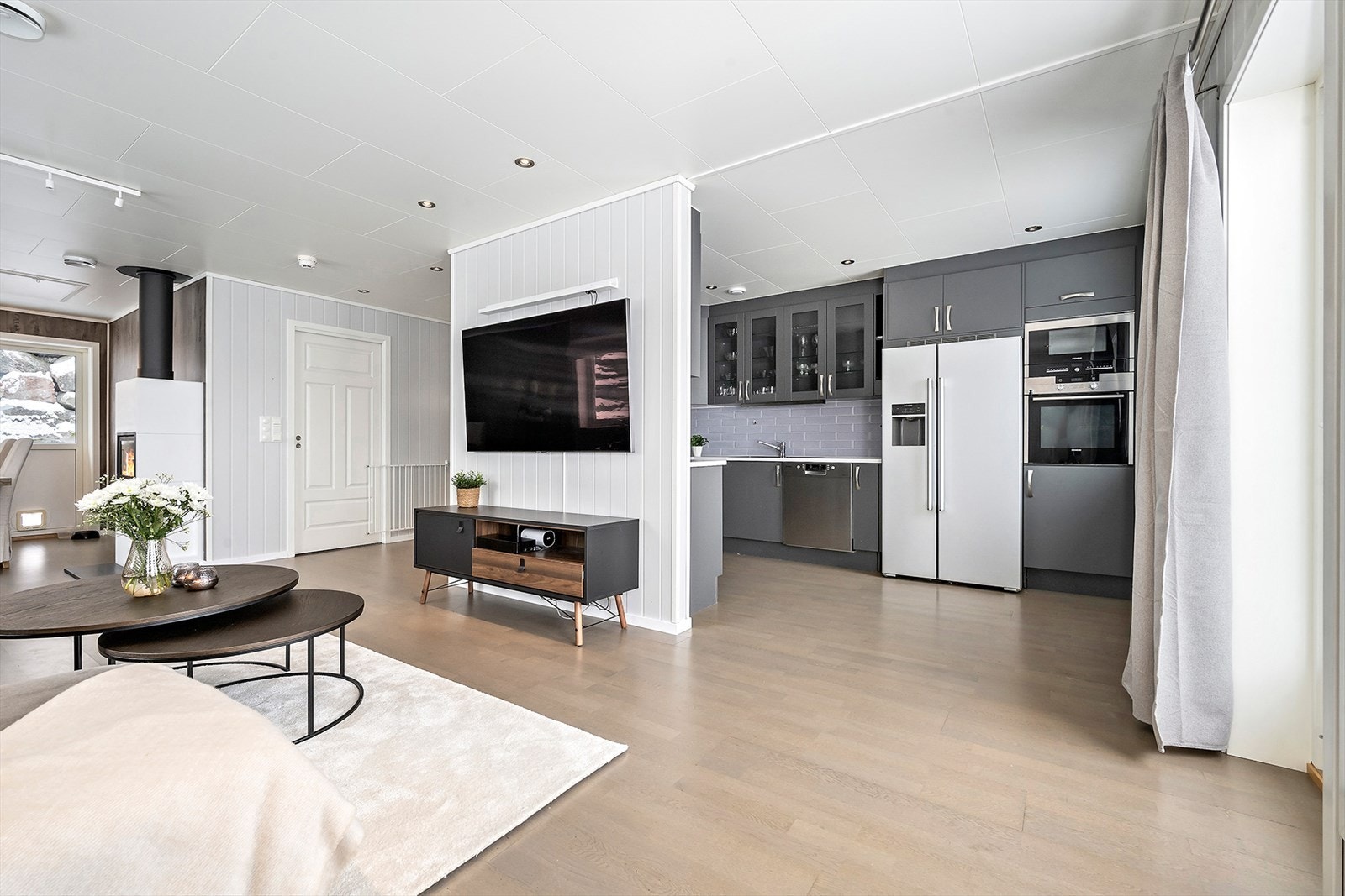 Boligen har halvåpen løsning mellom stuen og kjøkkenet. Galleribilde