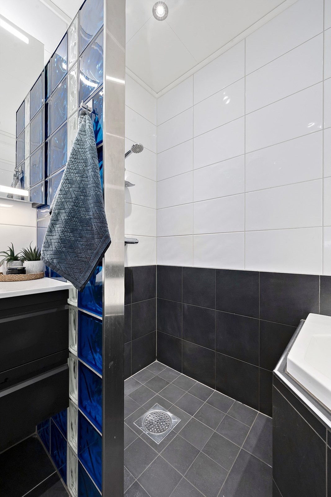 Dusjnisjen har én vegg av glassbyggerstein. Galleribilde