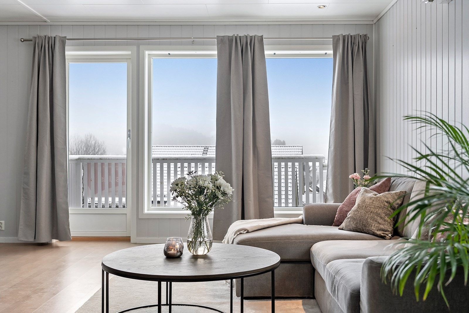 Store vindusflater tillater mye naturlig lysinnslipp. Galleribilde