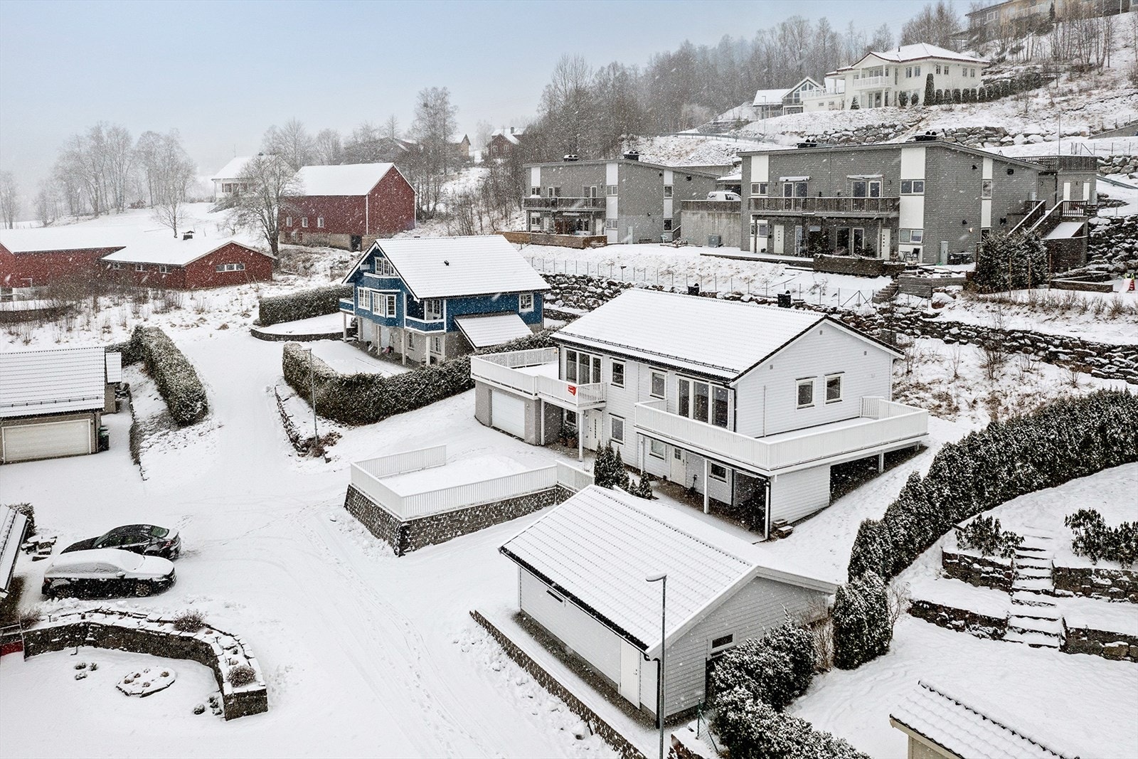 Boligen ble oppført i 2013 og har en attraktiv og barnevennlig plassering i Hjelmbrekkfeltet på Vassenden. Galleribilde