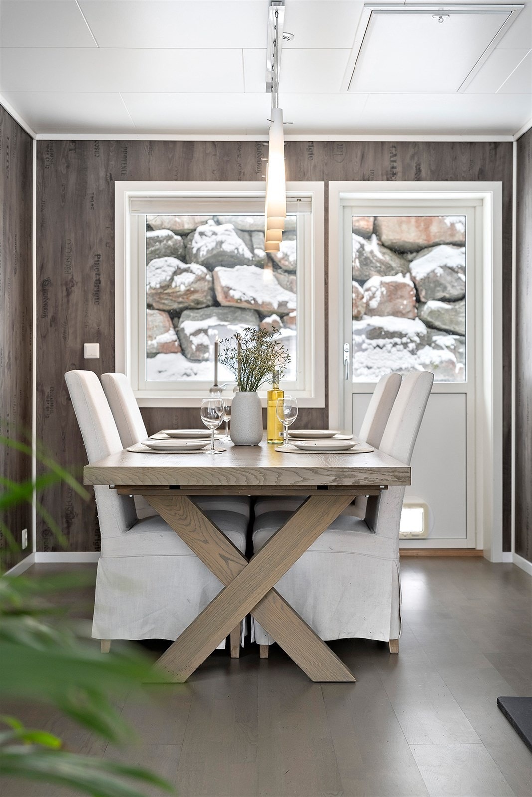 I del av stuen er det rom for spisebord og stoler, med utgang til baksiden av boligen og terrasse over garasjen. Galleribilde