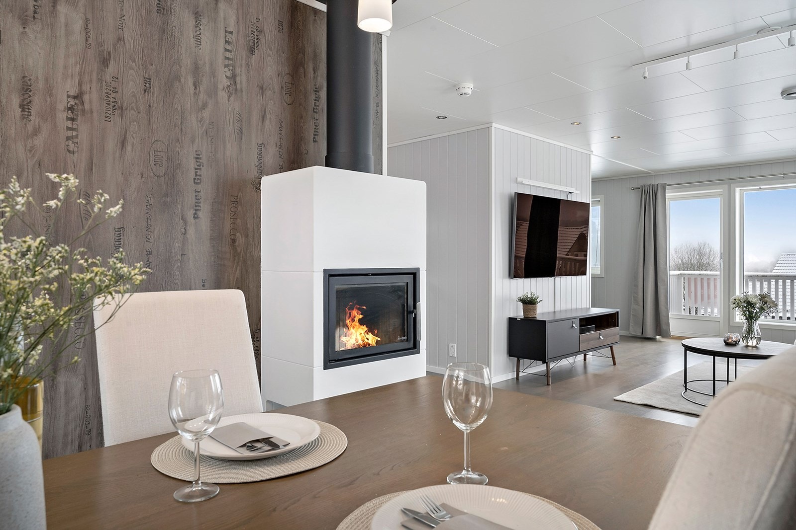 I del av stuen er det spisestue og peisinnsats som tilbyr lun varme på kalde vinterdager. Galleribilde