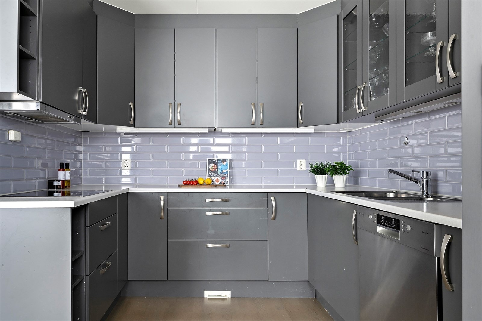 Innredningen har takhøye overskap og skuffedempere. Her er det mye skap og benkeplass. Galleribilde