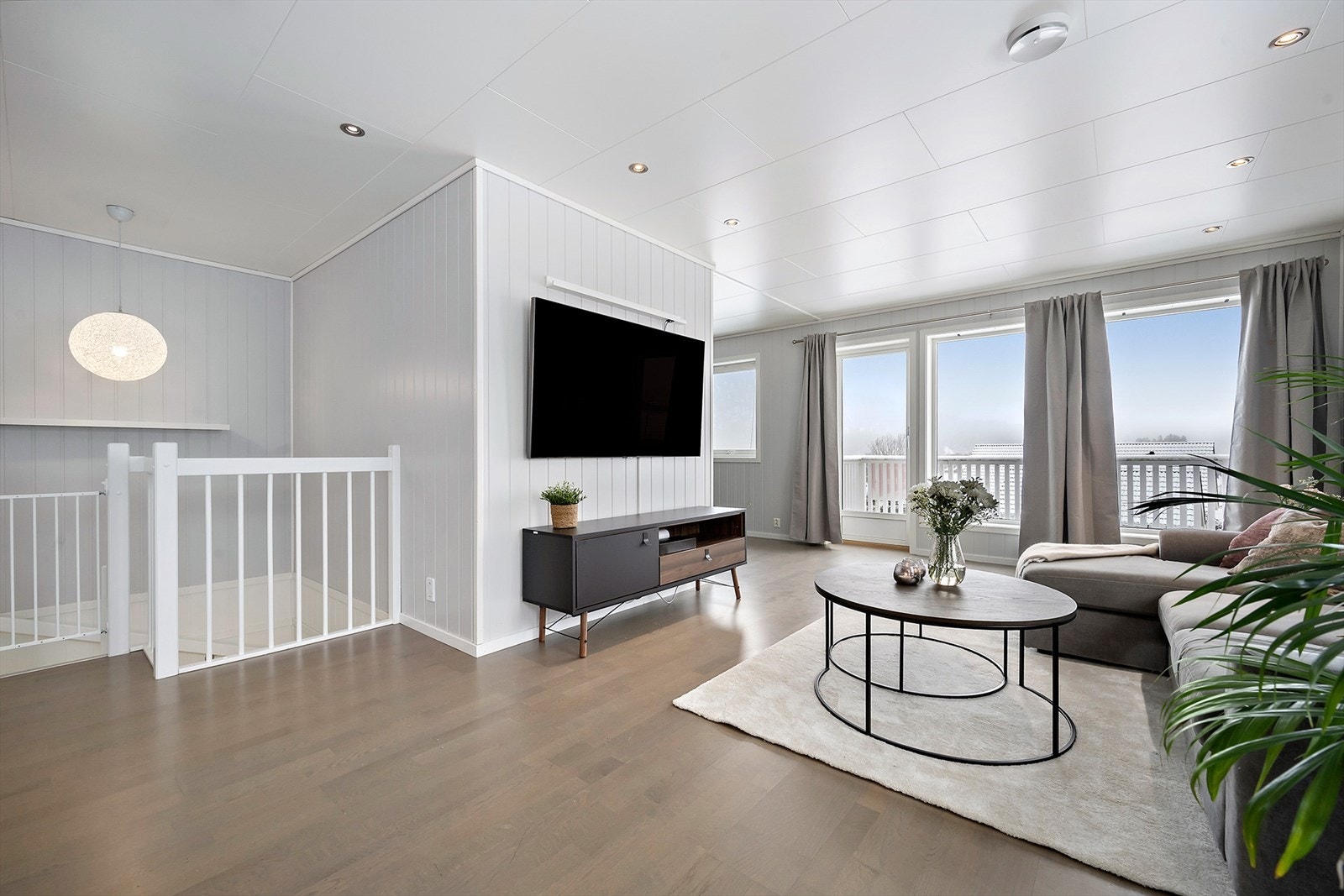 Stuen er romslig og har plass til sittegrupper. Galleribilde