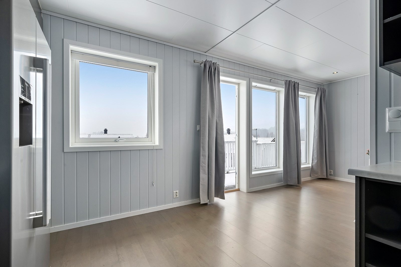 Fra stuen/kjøkkenet er det tilkomst til sørvendt altan, som også fungerer som et overbygg over inngangspartiet. Galleribilde