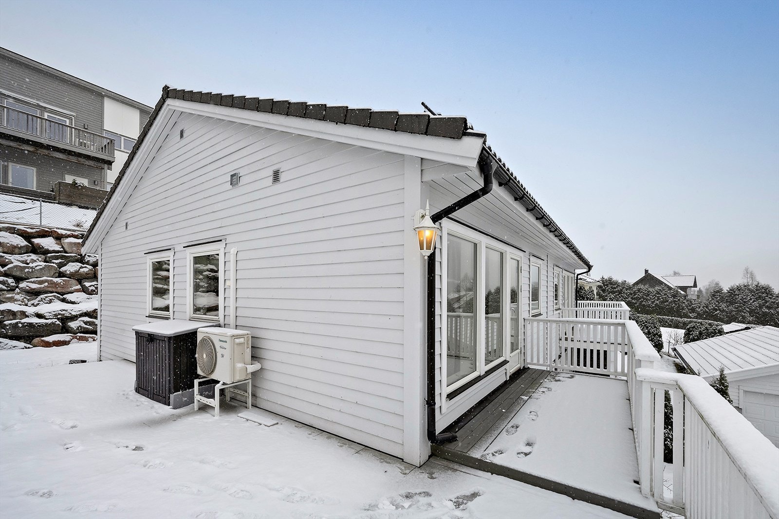 På terrassen er det plass til det man måtte ønske av utemøblement. Galleribilde