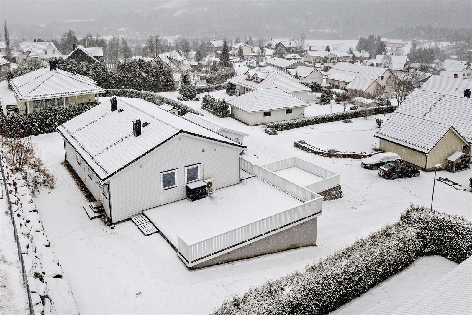 Over garasjen er det en terrasse på ca. 63 m² med betongdekke. Galleribilde