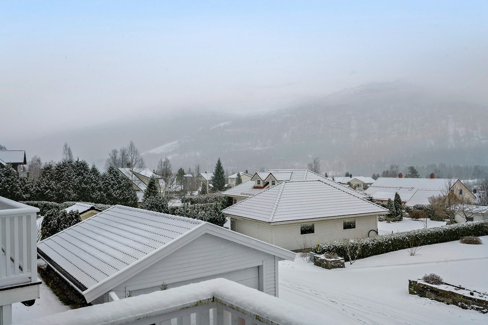 Utsikt fra overbygg over inngangspartiet. Galleribilde