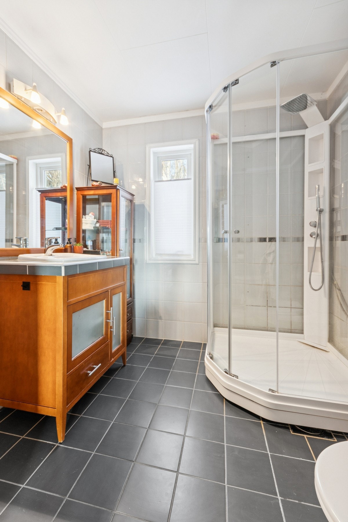 Badet har flislagt gulv og vegger, himlingsplater i taket og elektriske varmekabler i gulvet. Galleribilde