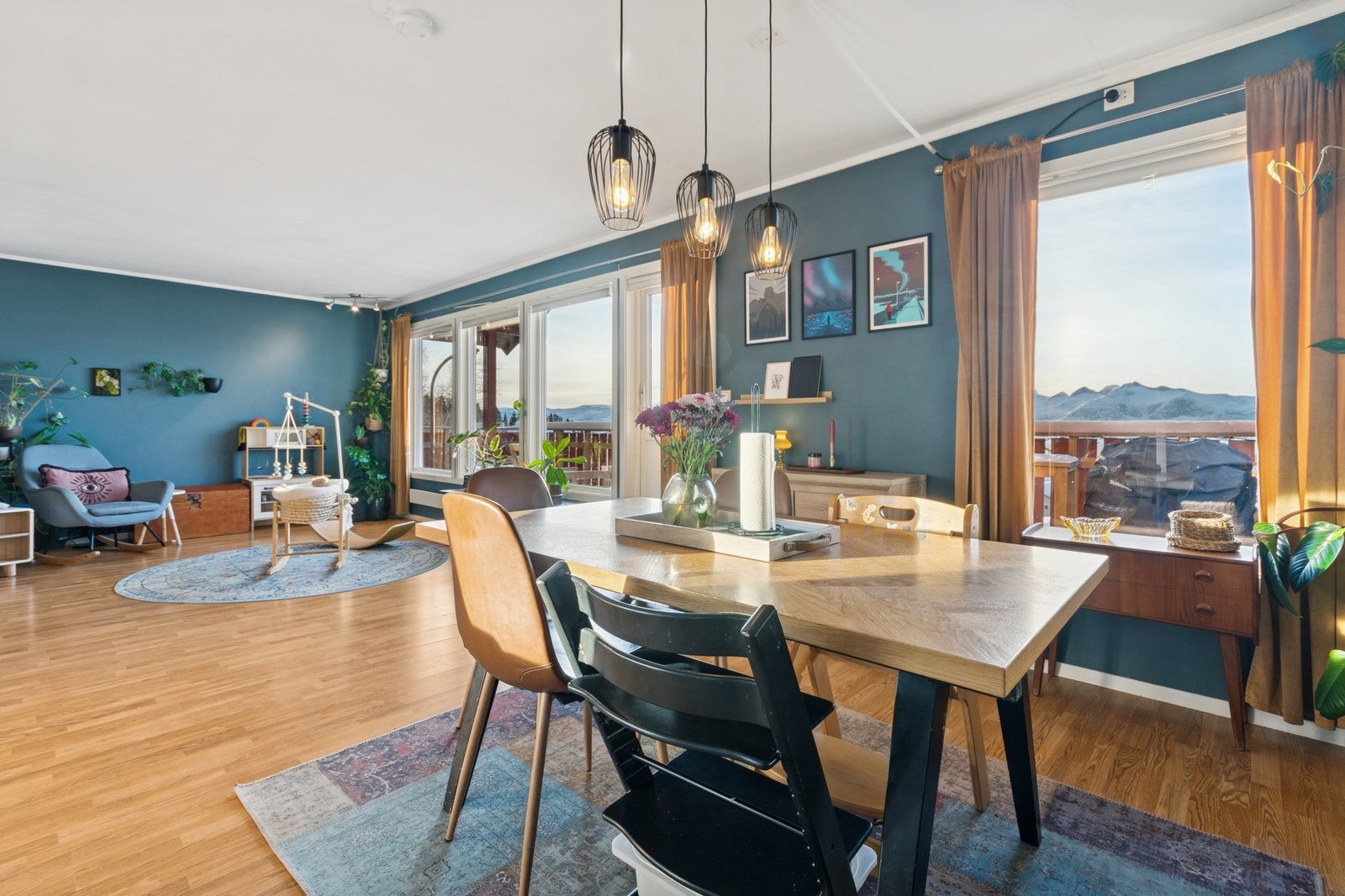 Direkte utgang fra stuen til solrik balkong på 16 m². Galleribilde