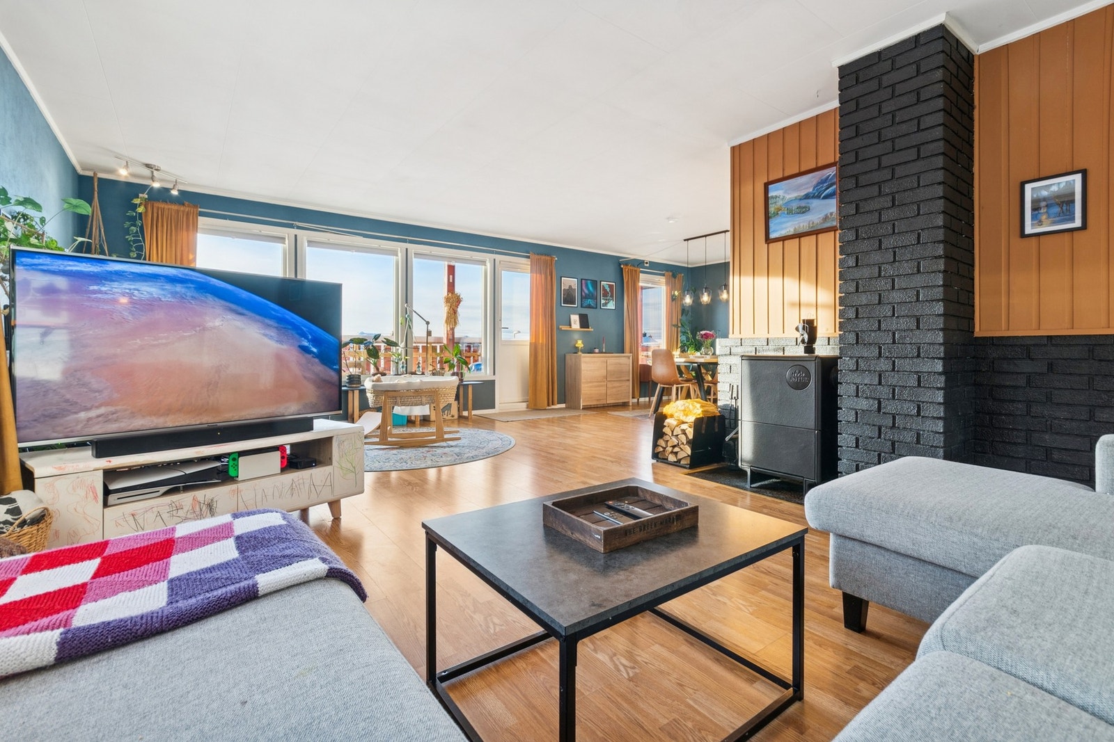 Lys og romslig stue med plass til både spise- og sittegruppe. Galleribilde