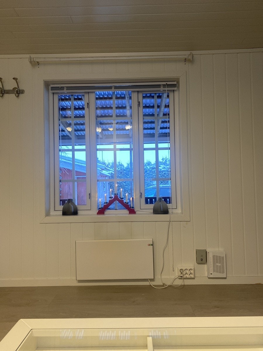 Stuevindu ut mot gårdsplass/ terrasse Galleribilde