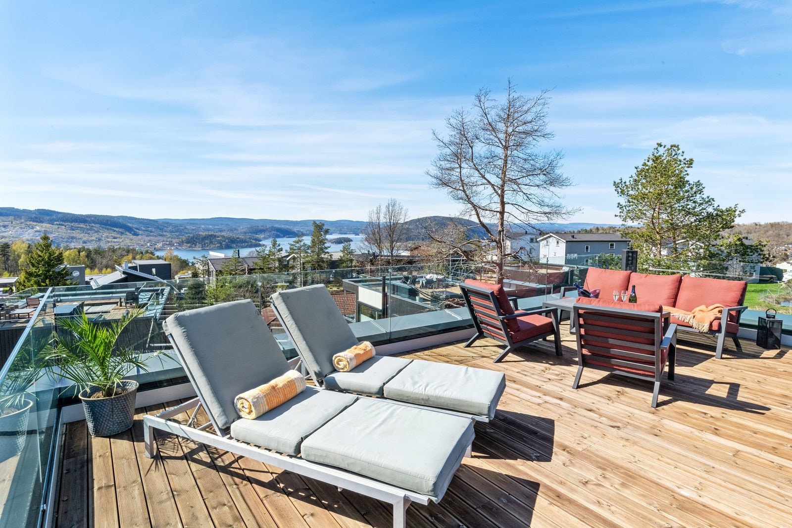 takterrasse på hele 52 kvm. Her kan du nyte gode solforhold og fjordutsikt til det fulle. Galleribilde