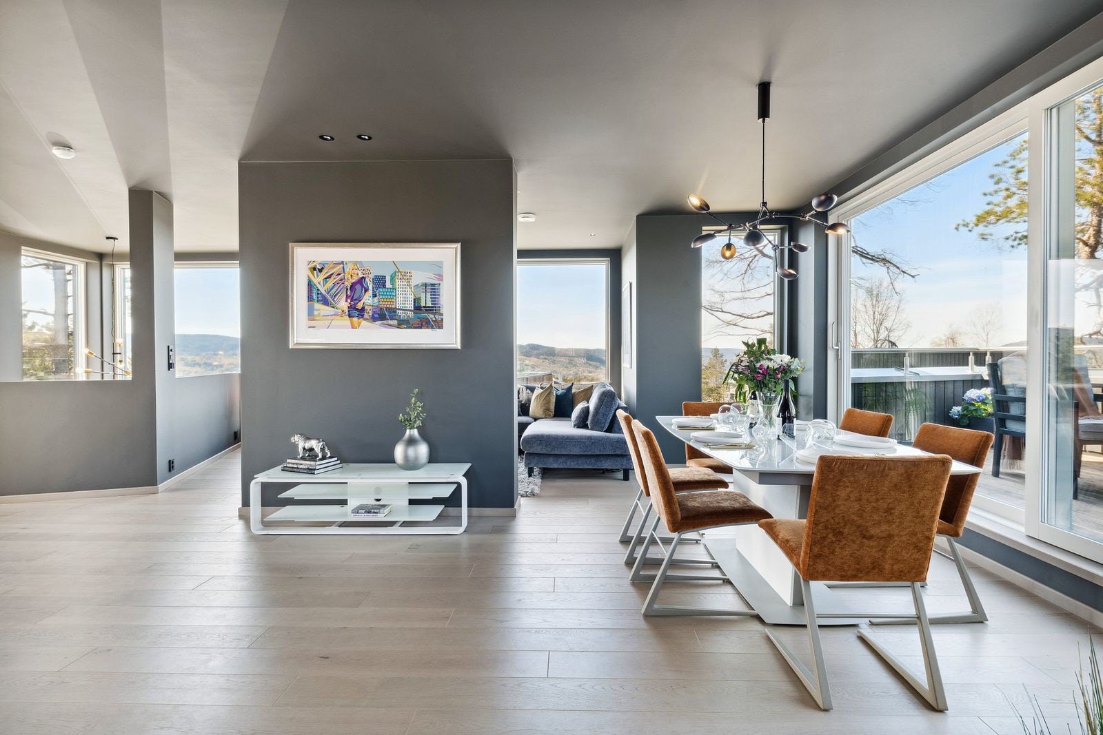 I stuen er det lagt til rette for flere sosiale soner med romslig stueareal og spisestue Galleribilde