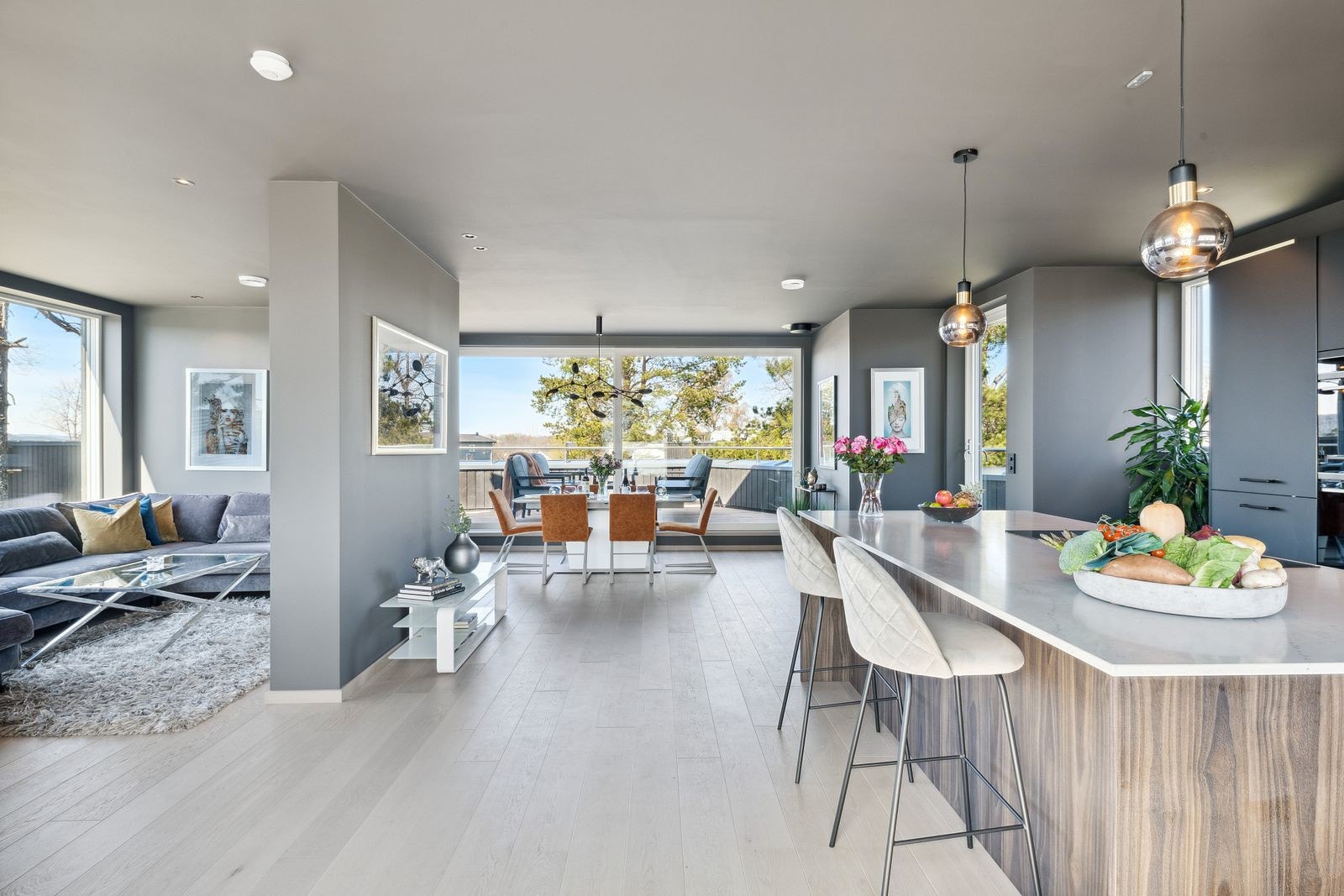 I stuen er det lagt til rette for flere sosiale soner med romslig stueareal og spisestue Galleribilde