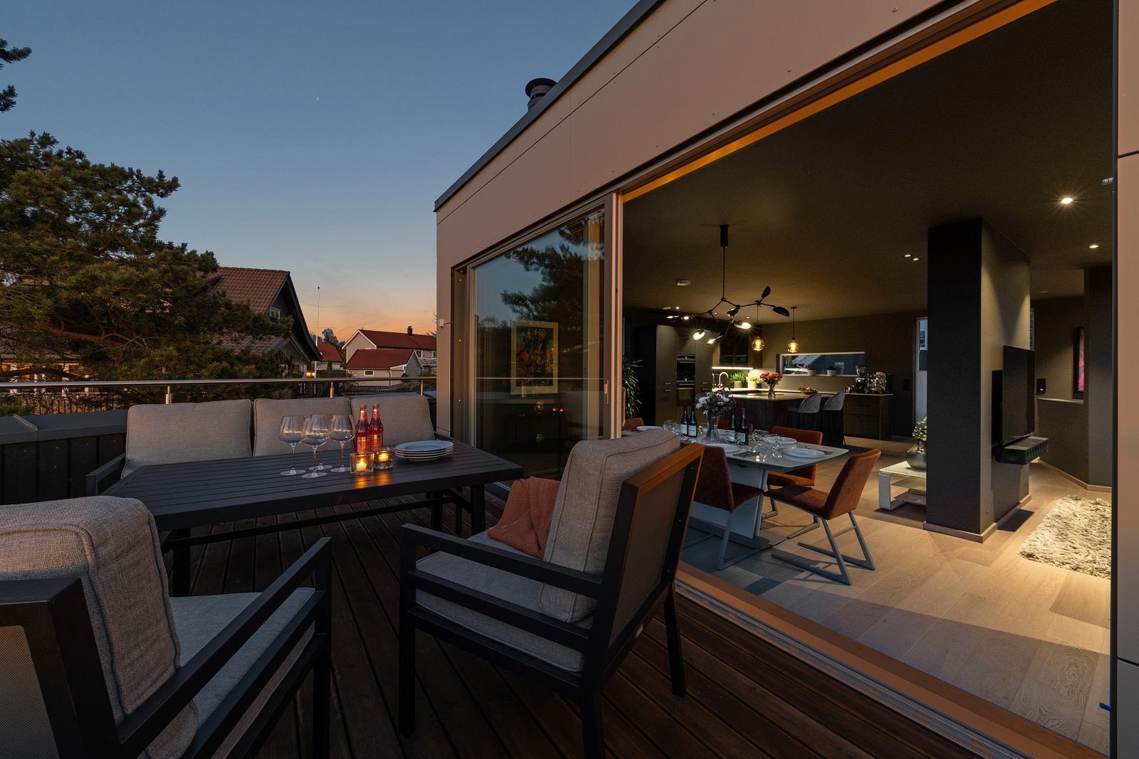 Terrassen er på ca. 33 kvm og strekker seg videre langs hushjørnet. Galleribilde