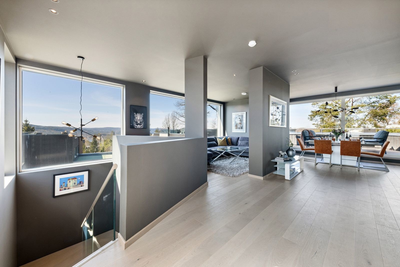 Store vindusflater gir rommet rikelig med naturlig lys og en hyggelig atmosfære. Galleribilde