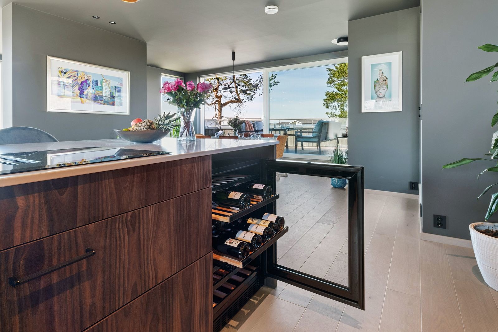 Kjøkkenøyen har også et flott vinskap som gir en følelse av ekstra luksus i hverdagen. Galleribilde