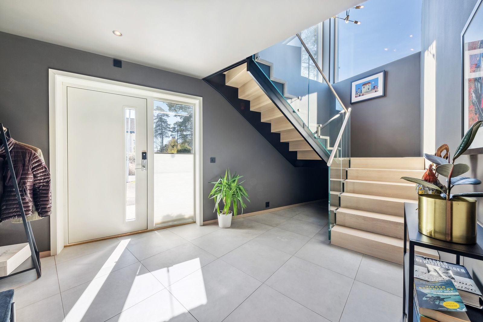 Du ankommer boligen i en innbydende og luftig hall som gir et godt førsteinntrykk. Galleribilde