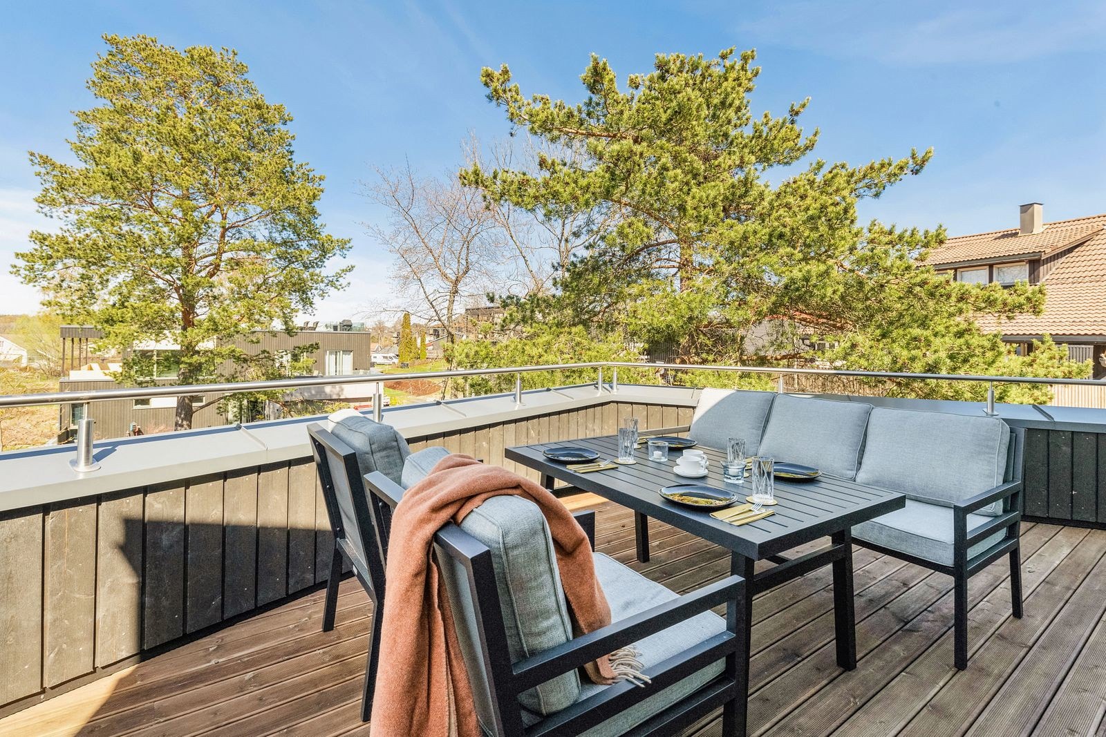 Terrassen er på ca. 33 kvm og strekker seg videre langs hushjørnet. Galleribilde