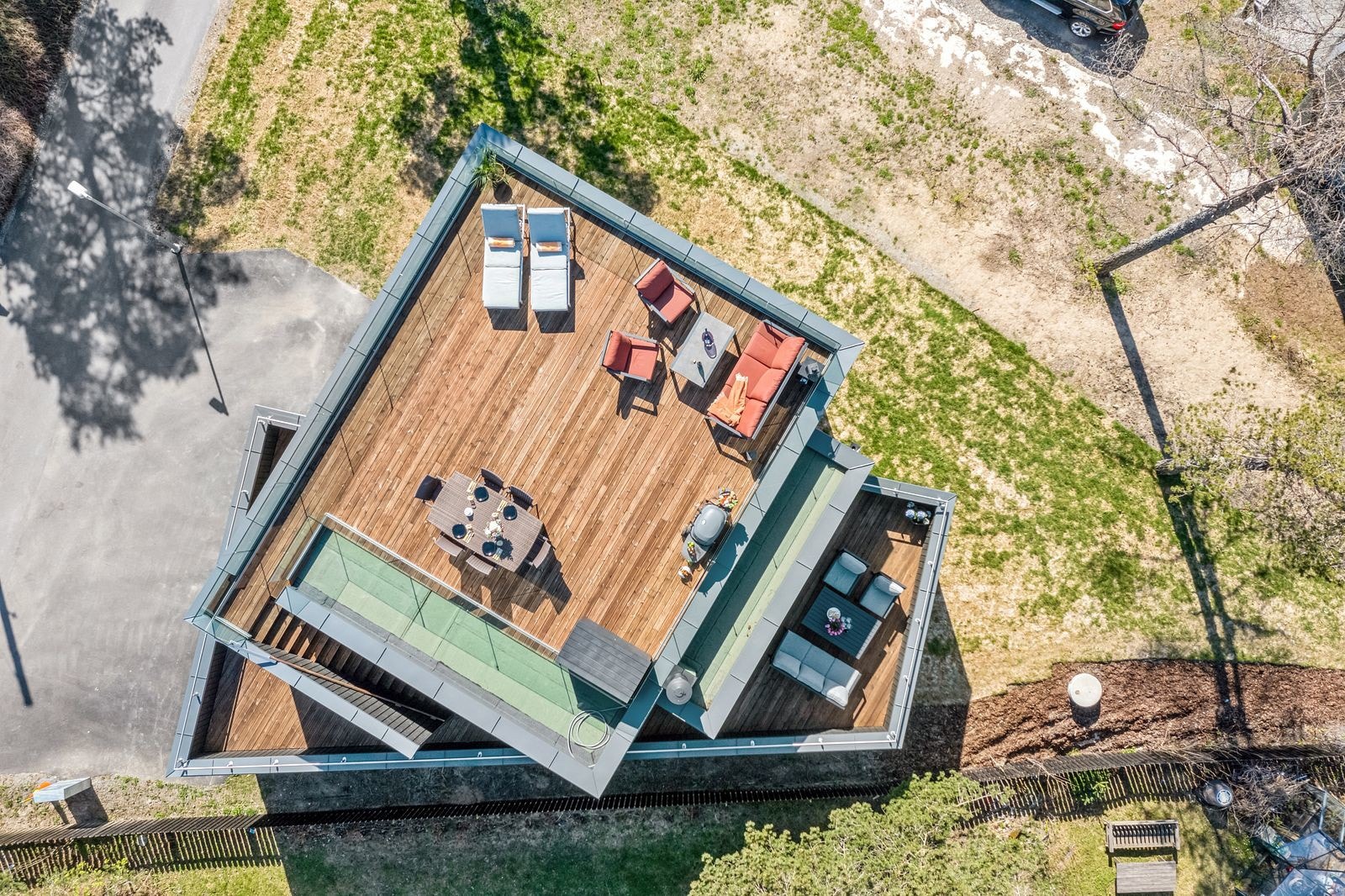 Eiet tomt på ca. 463,8 kvm. Eiendommen ligger fint til i blindvei med nydelig fjordutsikt og meget gode solforhold. Galleribilde