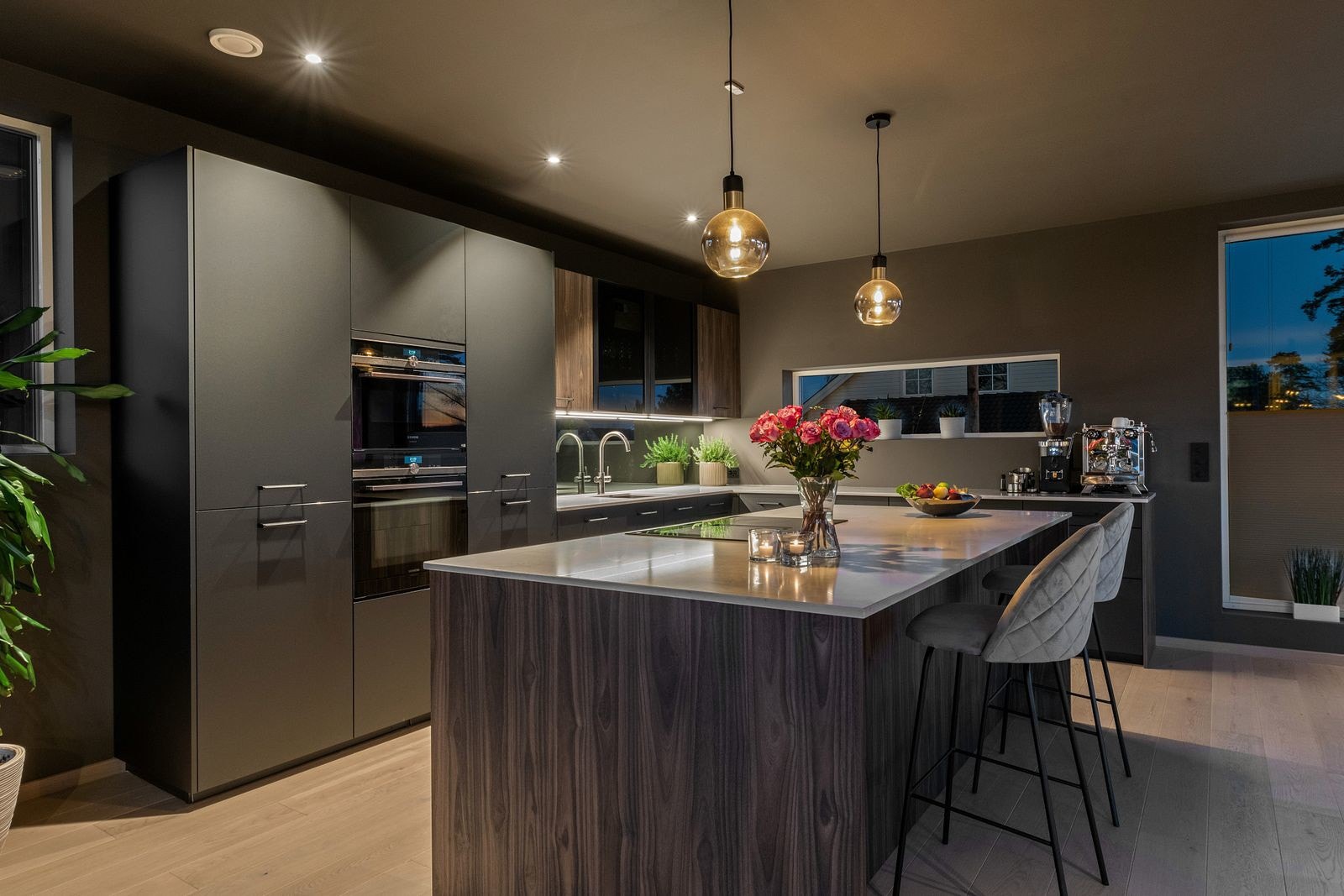 Oppvaskkum med Grohe Blue kjøkkenarmatur som gir filtrert og avkjølt vann, med eller uten kullsyre. Galleribilde