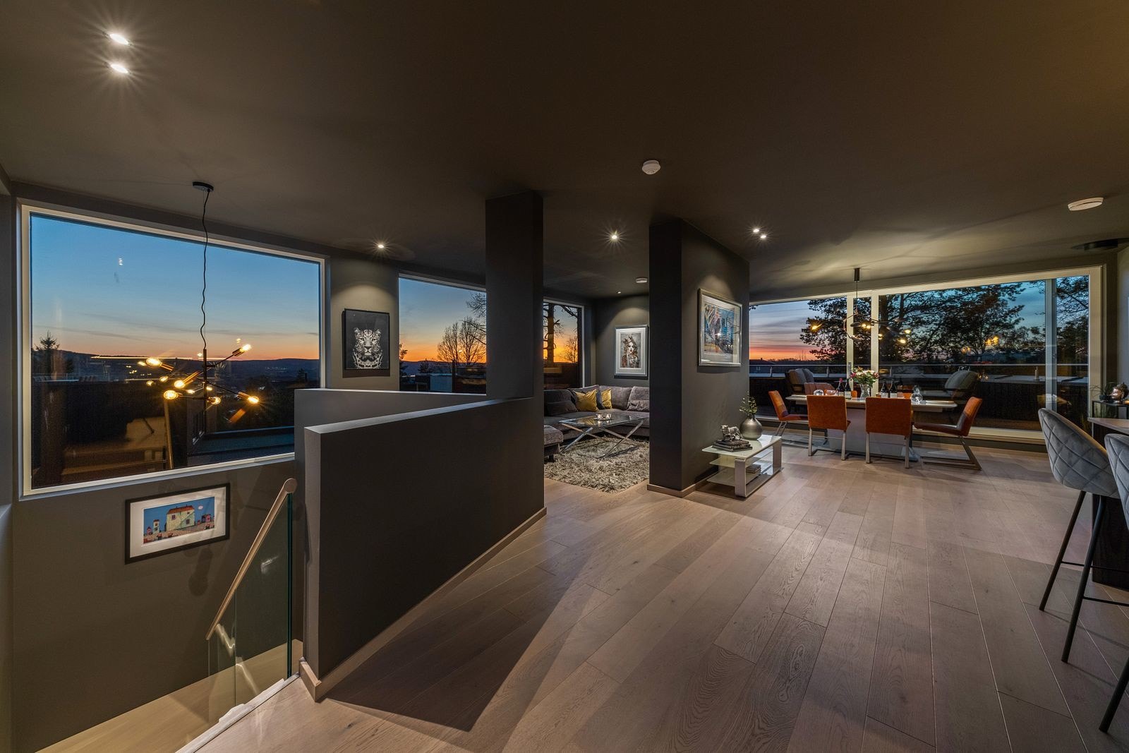 Den arkitekttegnede eneboligen fra 2022 fremstår med strøken standard og unik utforming. Galleribilde