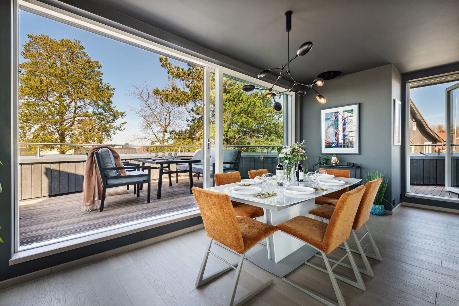 Fra spisestuen er det utgang til en stor terrasse som fungerer som en utmerket forlengelse av stuearealet på finværsdager. Galleribilde