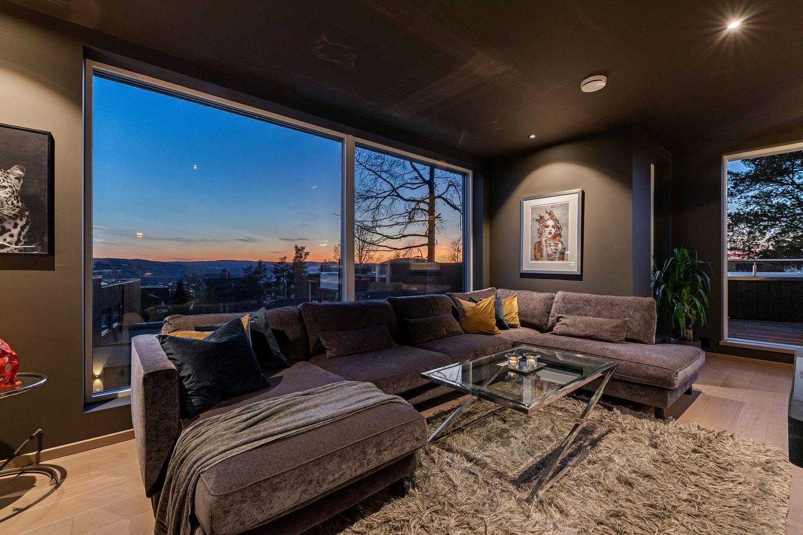 Ved tv.stuen er det montert skjulte rørforinger i vegger med mulighet for fullt surroundsystem Galleribilde