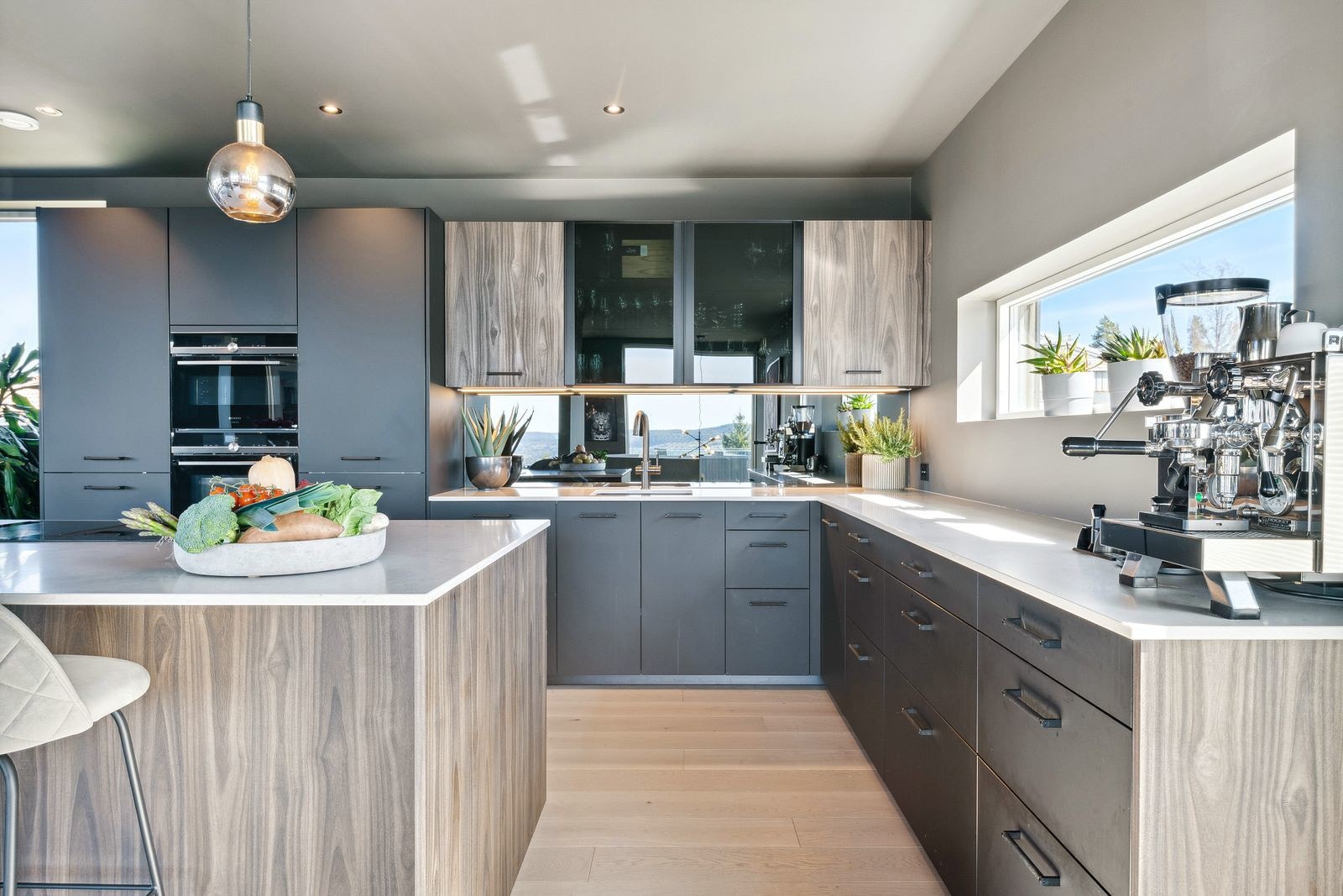 fungerer bade som ekstra sosial sone og en supplerende arbeidsflate. Det er integrerte hvitevarer fra Siemens som platetopp med innebygd ventilator med avtrekk ut, stekeovn med innebygd mikrobølgeovn, stekeovn med dampfunksjon, oppvaskmaskin og kjøl/ frys Galleribilde