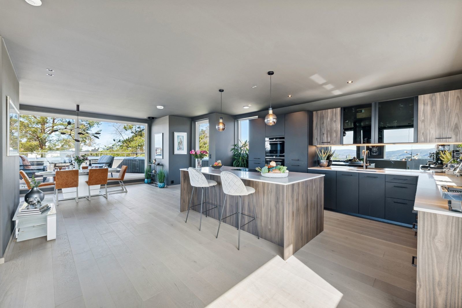 Kjøkkenet er designet med høy kvalitet av den franske leverandøren Mobalpa og har innredning med slette fronter og Corian benkeplate i marmorsjattering samt LED.lyslist under overskap. Galleribilde