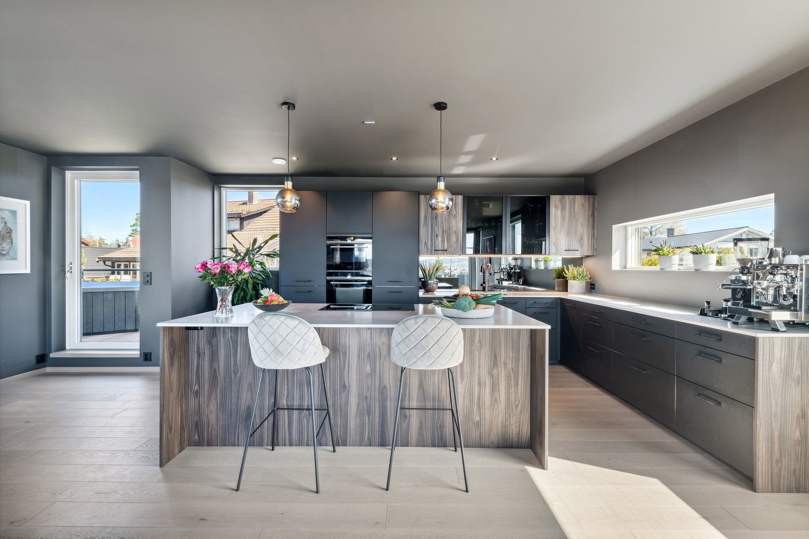 Kjøkkenøyen fungerer bade som ekstra sosial sone og en supplerende arbeidsflate Galleribilde