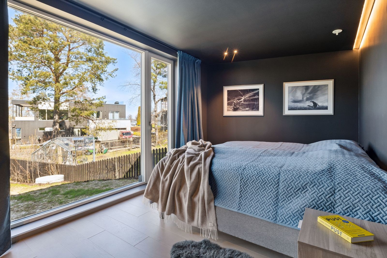 Videre har boligen tre flotte soverom i 1. etasje malt i mørke farger som gir rommene et sofistikert uttrykk. Galleribilde