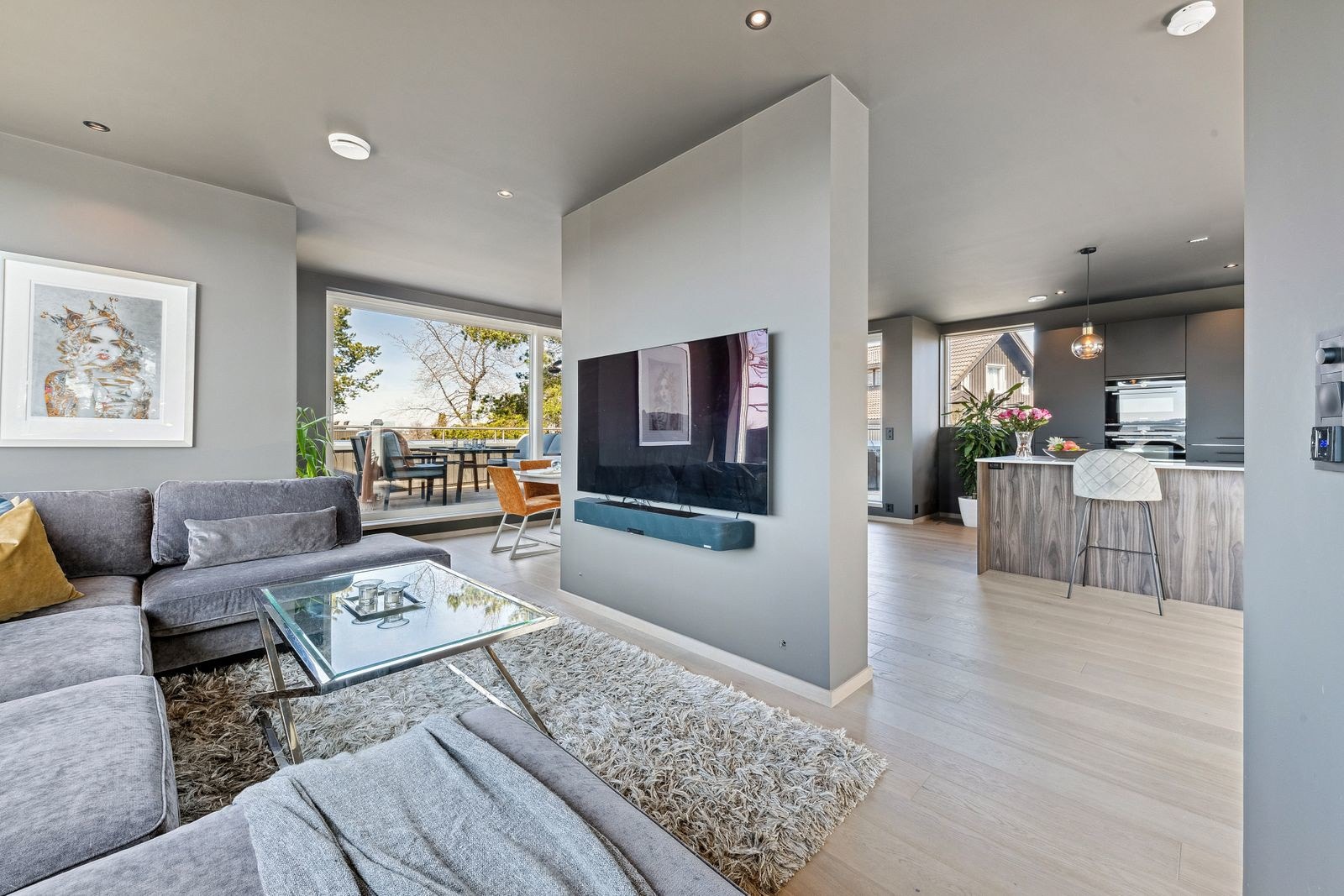 TV-stue, naturlig skjermet fra resten av stuen Galleribilde