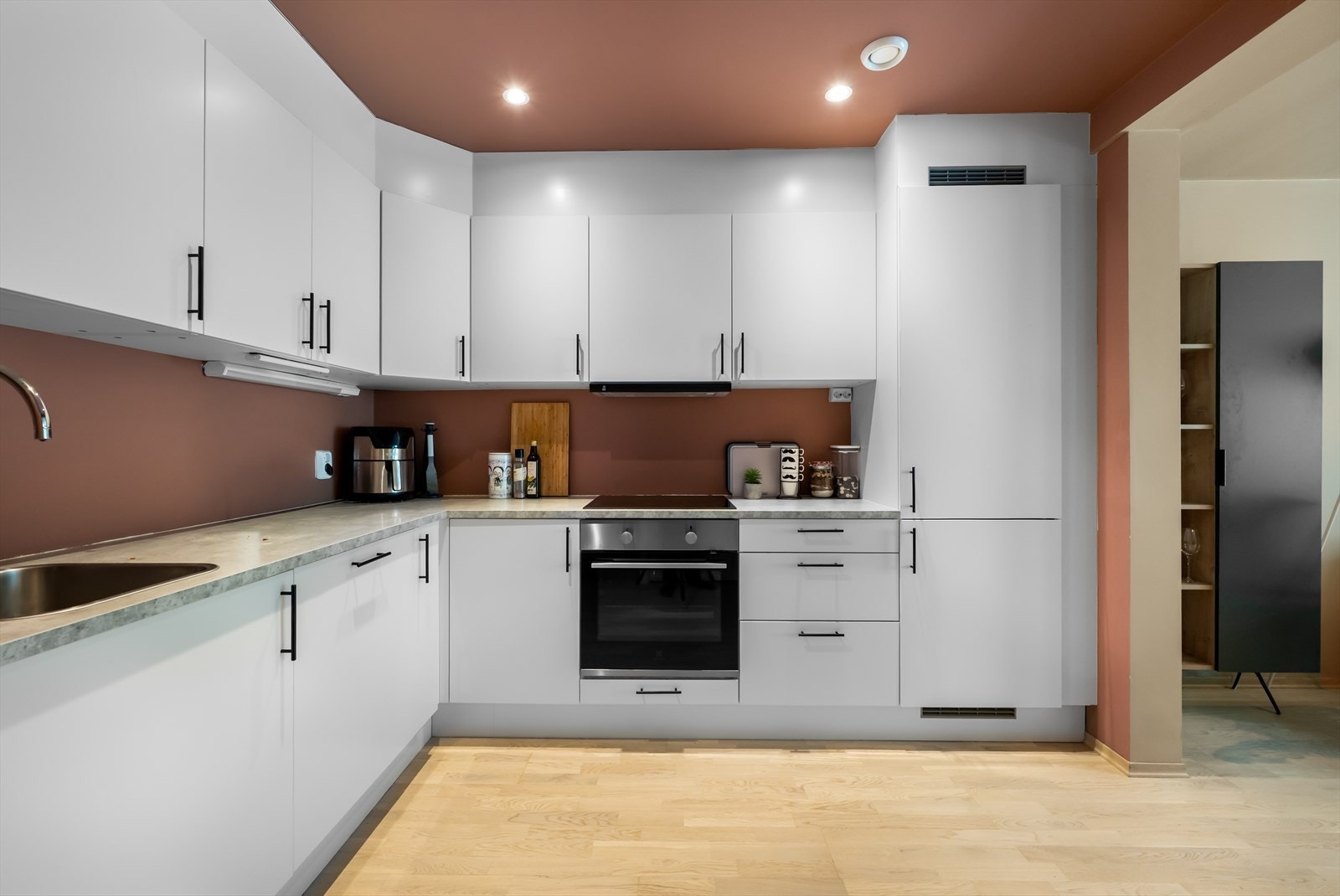 Godt med skap- og benkeplass gjør kjøkkenet praktisk i hverdagen. Galleribilde