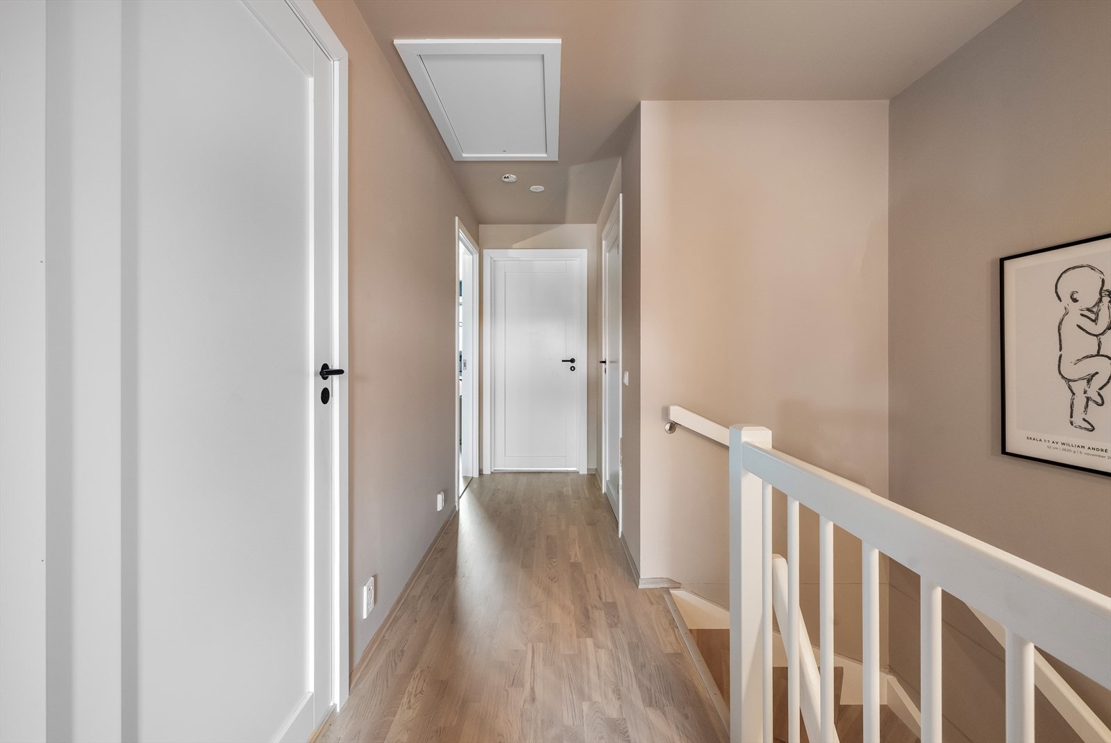 Fra toppen av trappen ser man ned mot gangen som binder etasjen sammen. Galleribilde