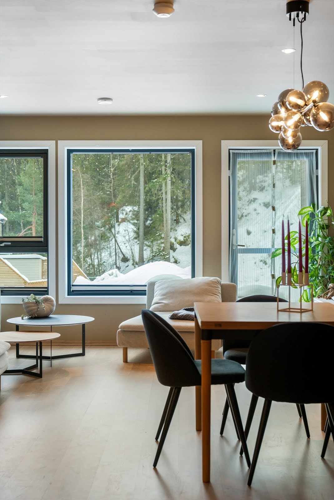 Plasseringen som enderekkehus gir ekstra vindusflater og godt lysinnslipp. Galleribilde