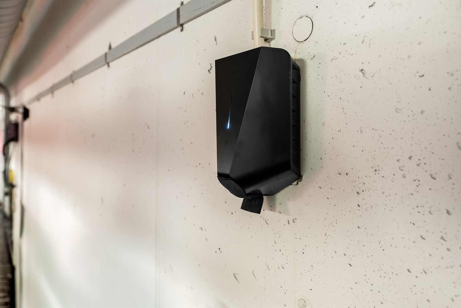 Garasjeplassen er utstyrt med elbillader, noe som forenkler hverdagslogistikken. Galleribilde