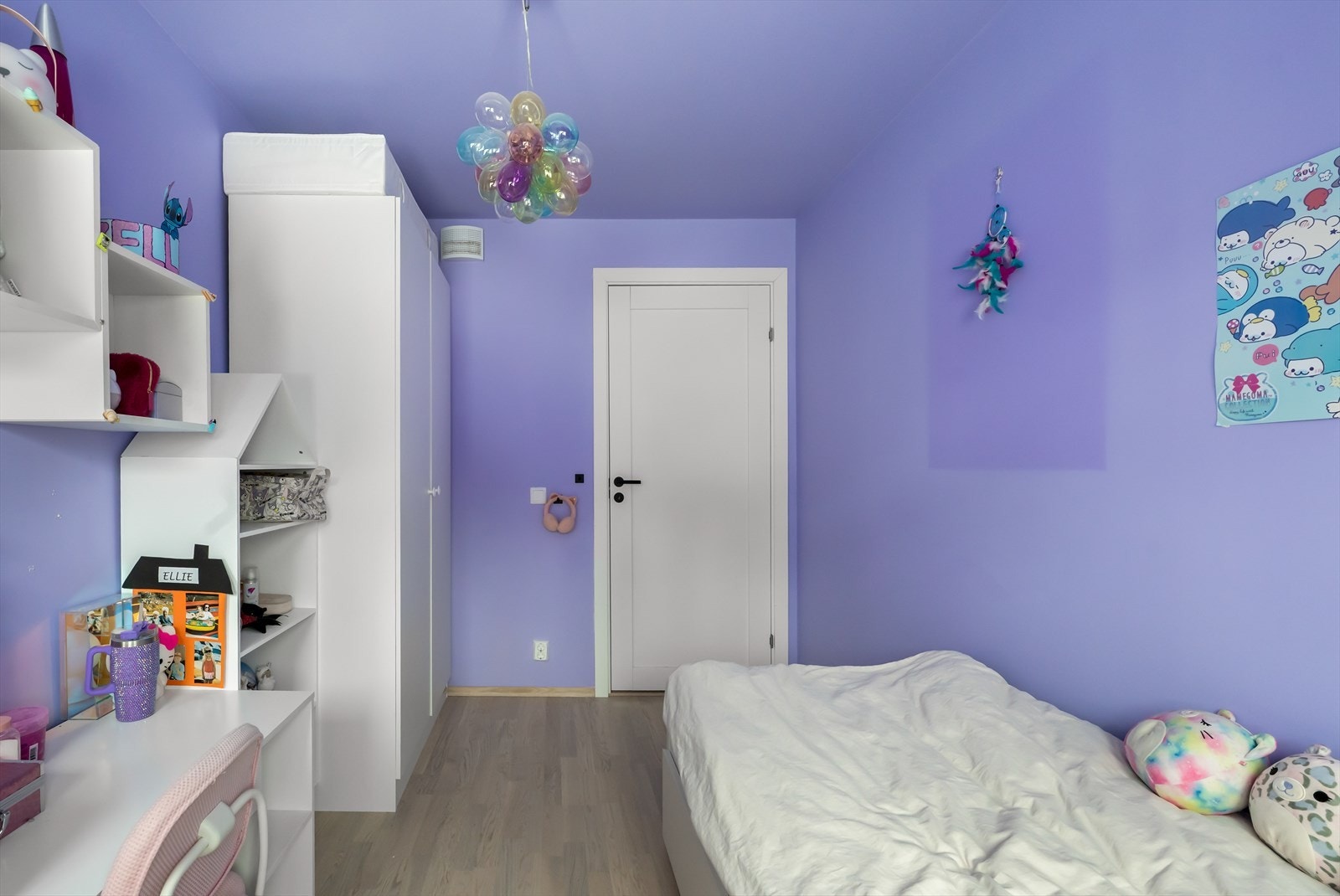 Rommet har plass til både seng, skrivepult og oppbevaring. Galleribilde