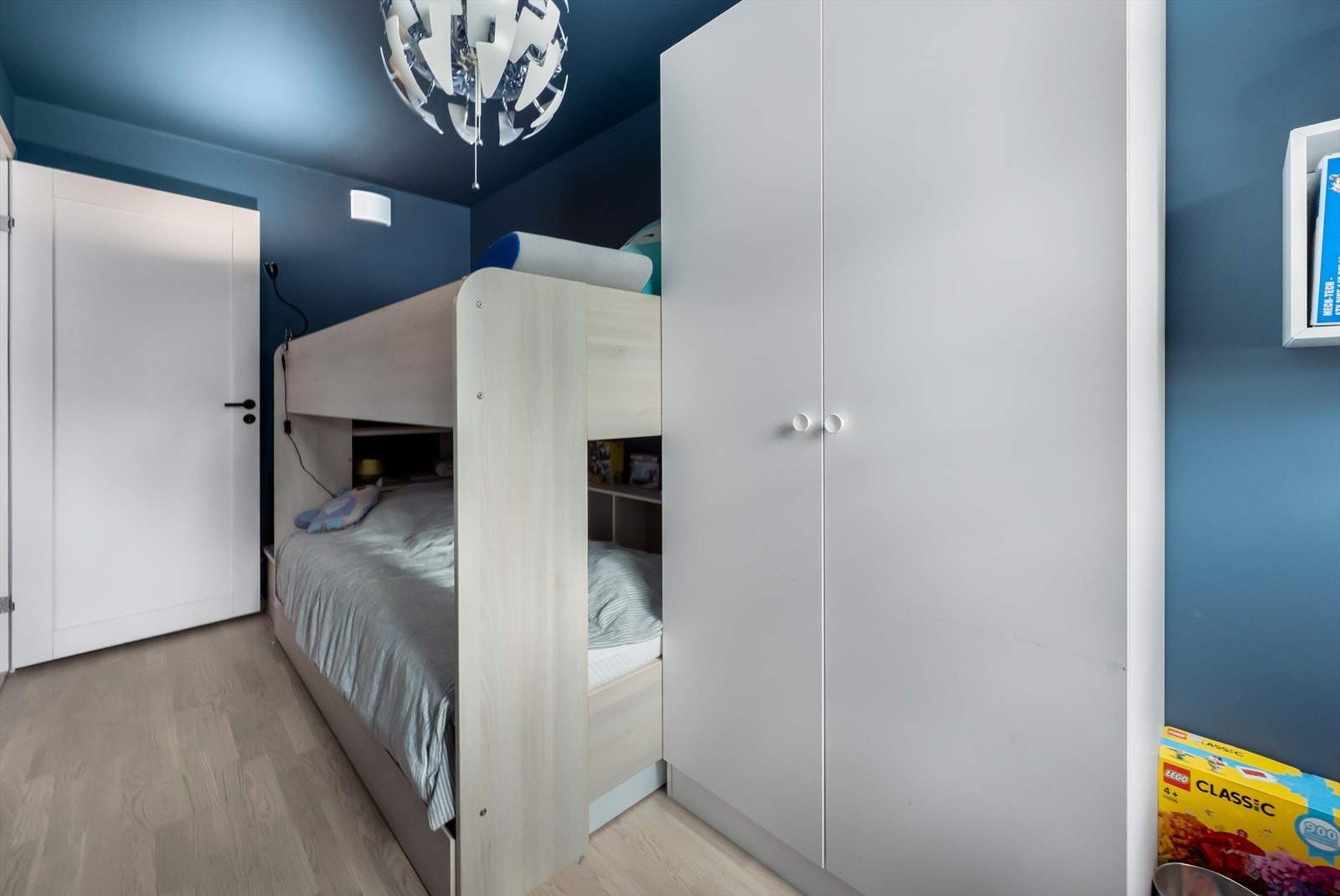 Alle tre soverommene er praktisk samlet i boligens andre etasje. Galleribilde