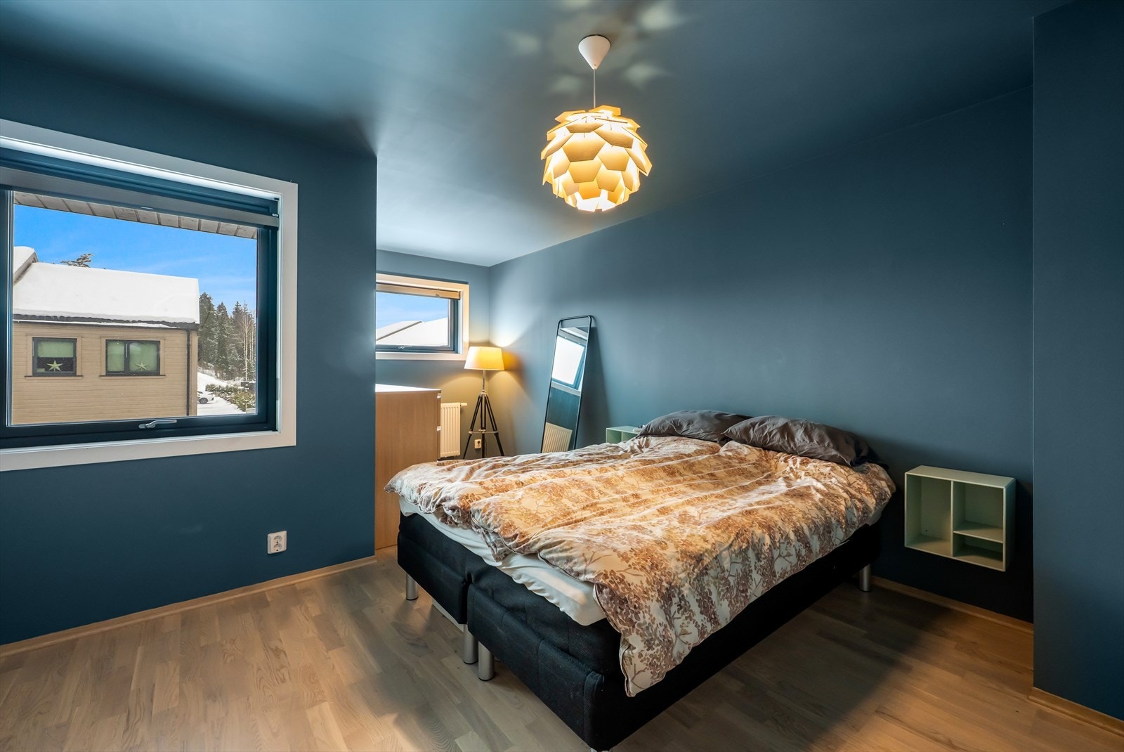 Hovedsoverommet er romslig med god plass til dobbeltseng og garderobeløsning. Galleribilde