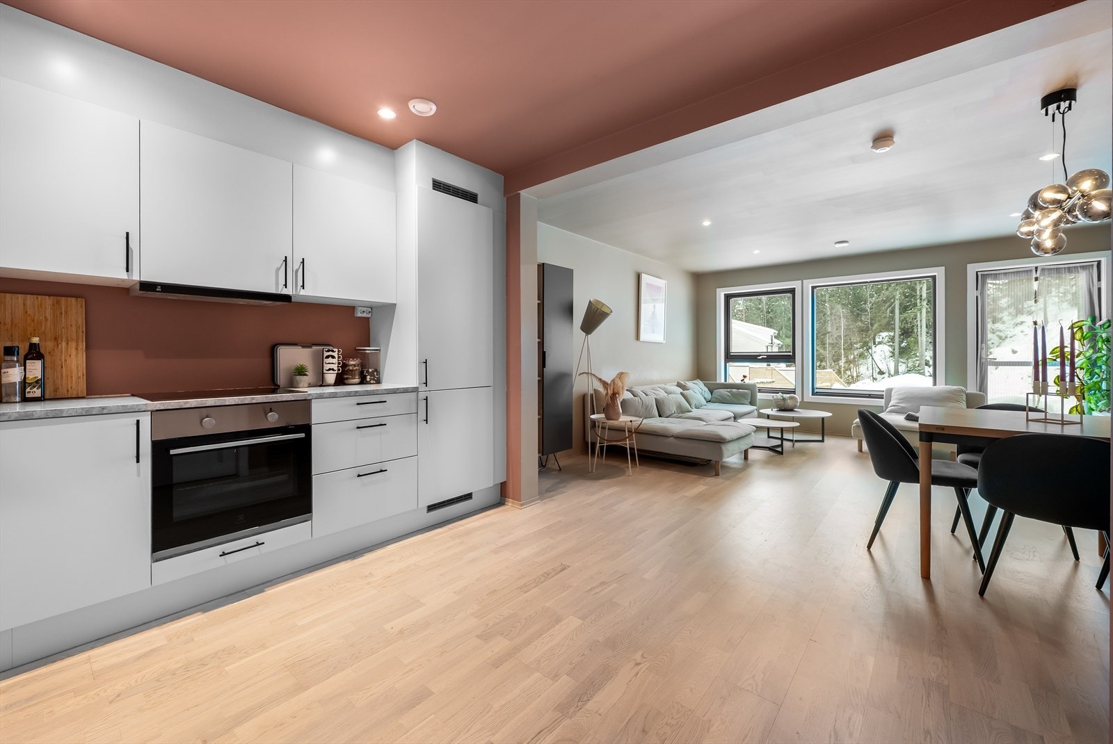 Kjøkkenet er en integrert del av den sosiale sonen, med en funksjonell utforming. Galleribilde