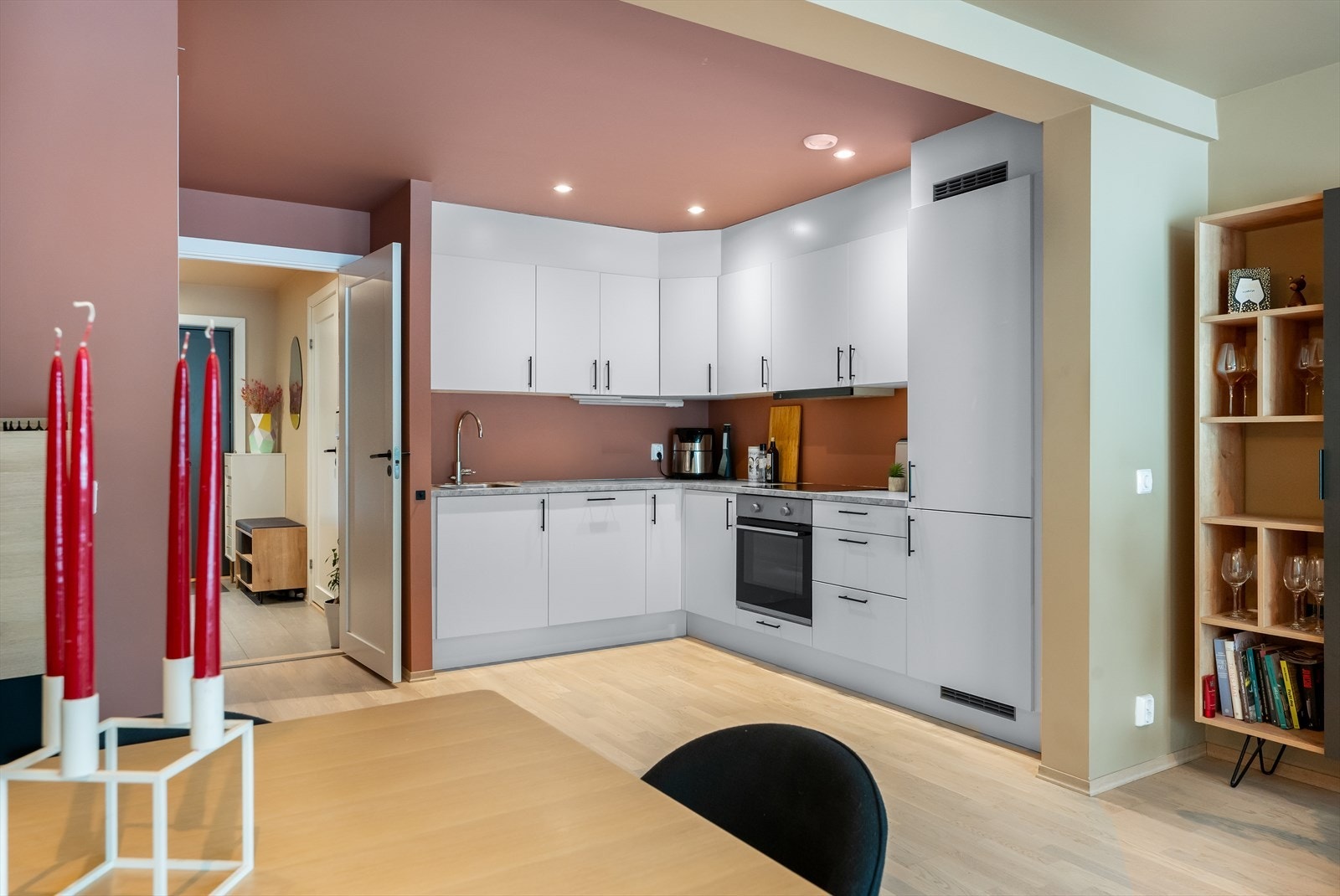 For økt sikkerhet er det installert både komfyrvakt og vannstoppsystem. Galleribilde