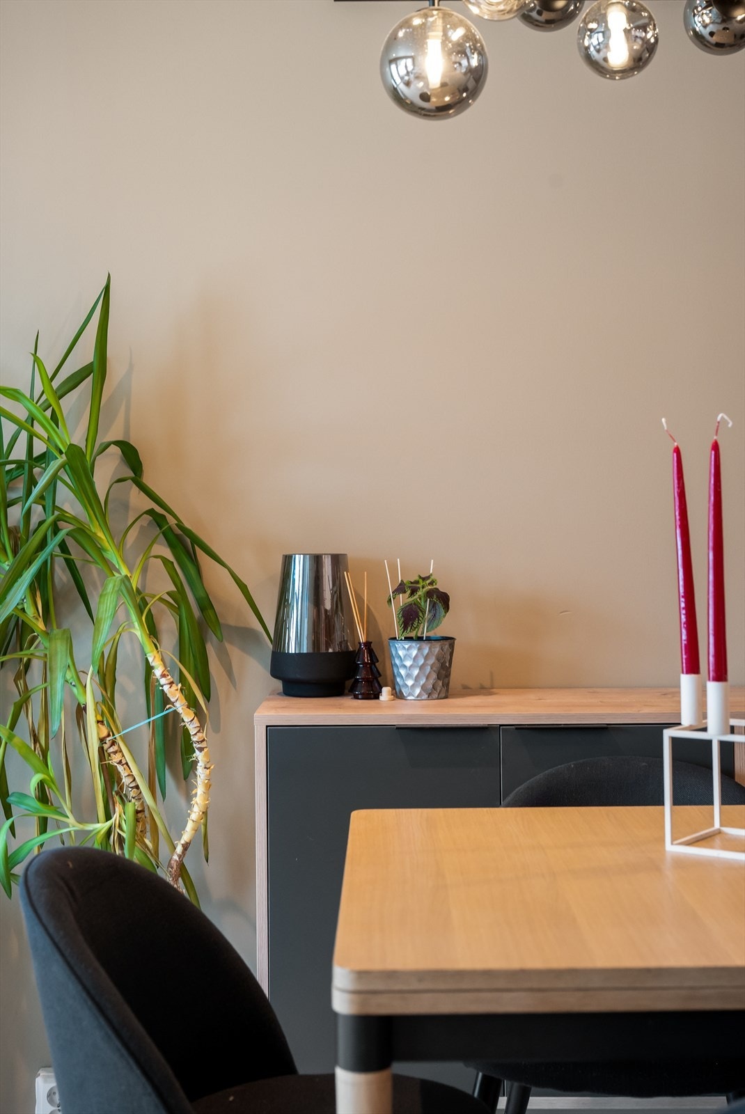 Gjennomgående parkett på gulvet i oppholdsrommene gir et helhetlig inntrykk. Galleribilde