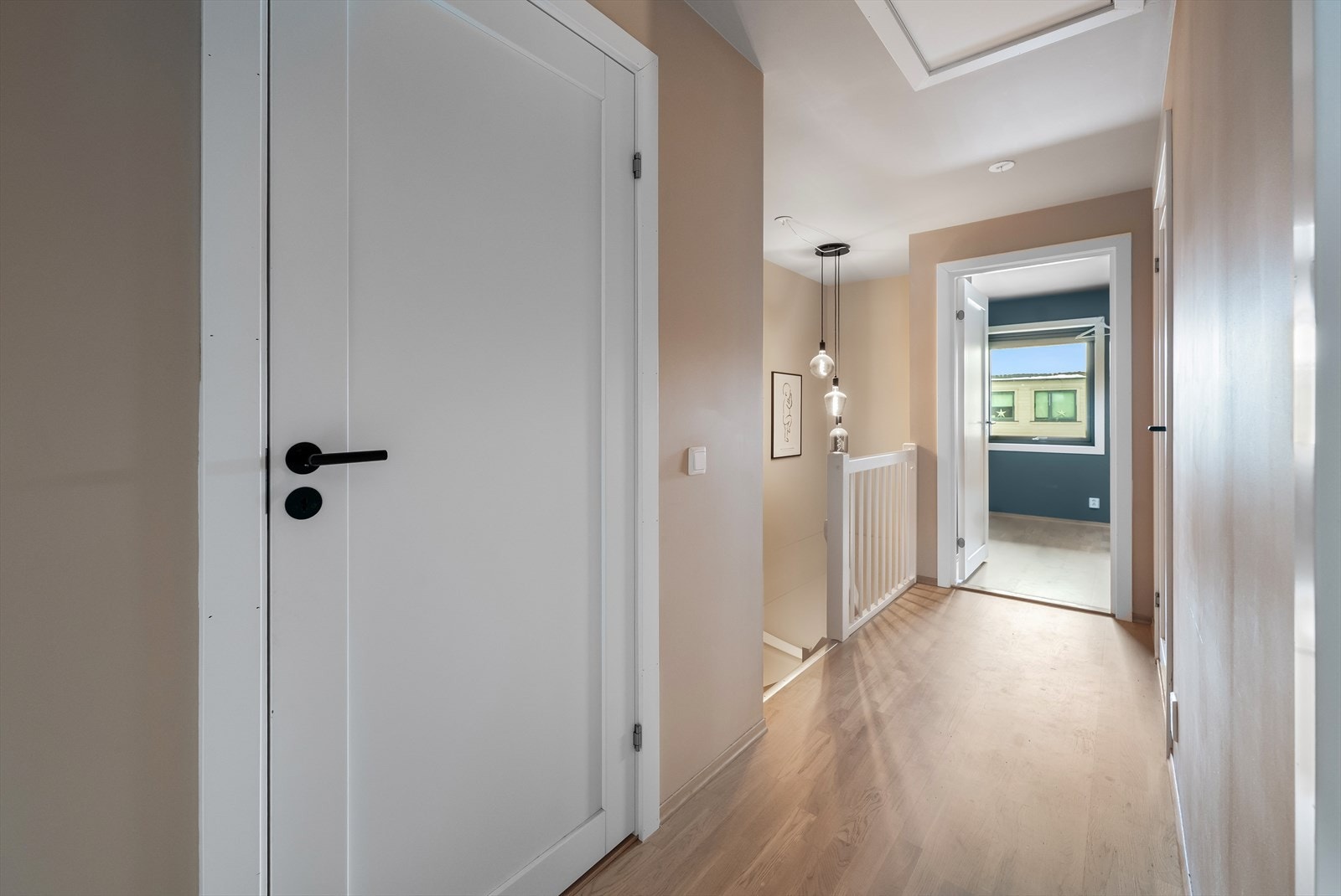 Gangen i andre etasje fordeler tilgangen til alle rommene på en effektiv måte. Galleribilde