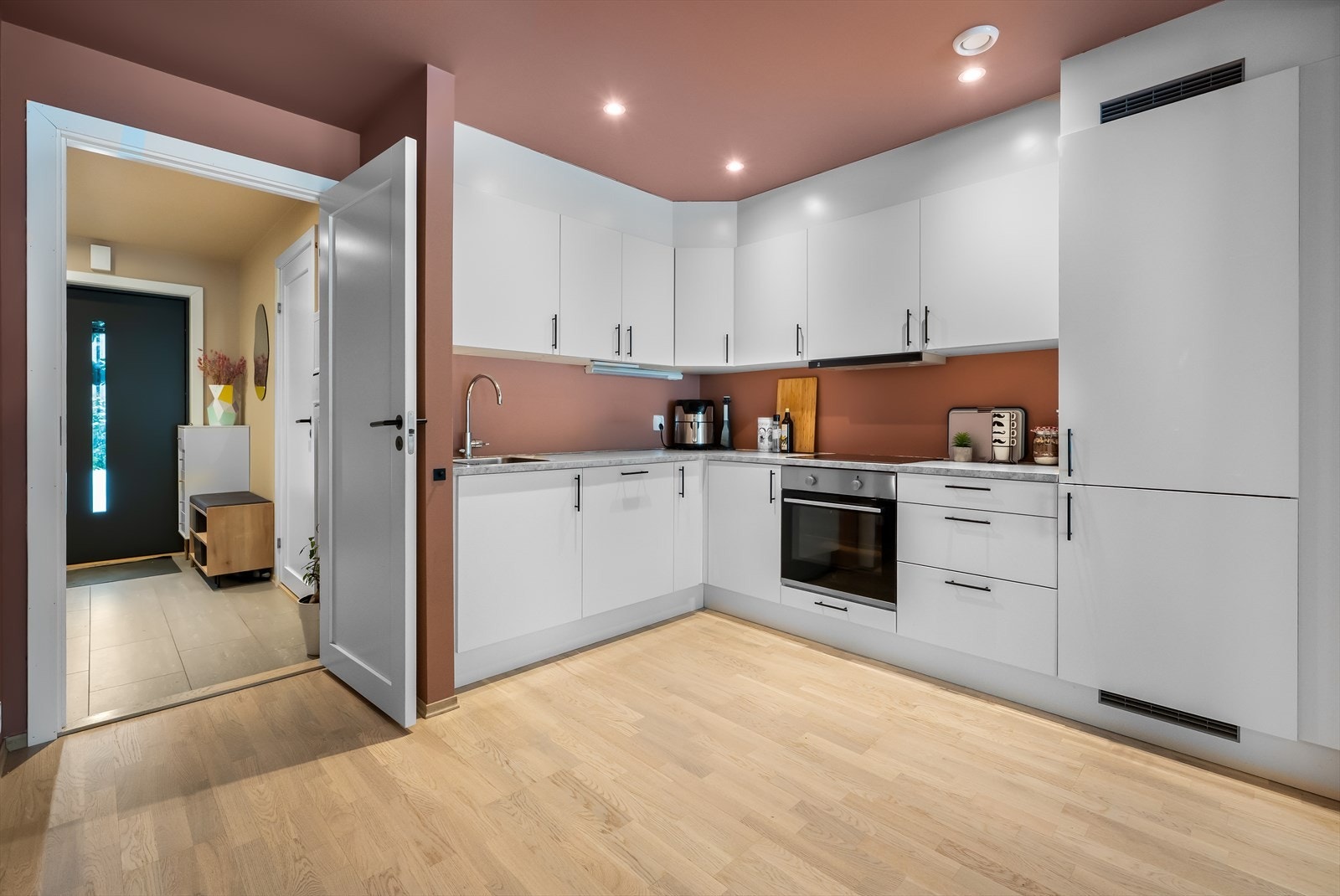 Kjøkkeninnredningen har stilrene, glatte fronter og en slitesterk benkeplate i laminat. Galleribilde