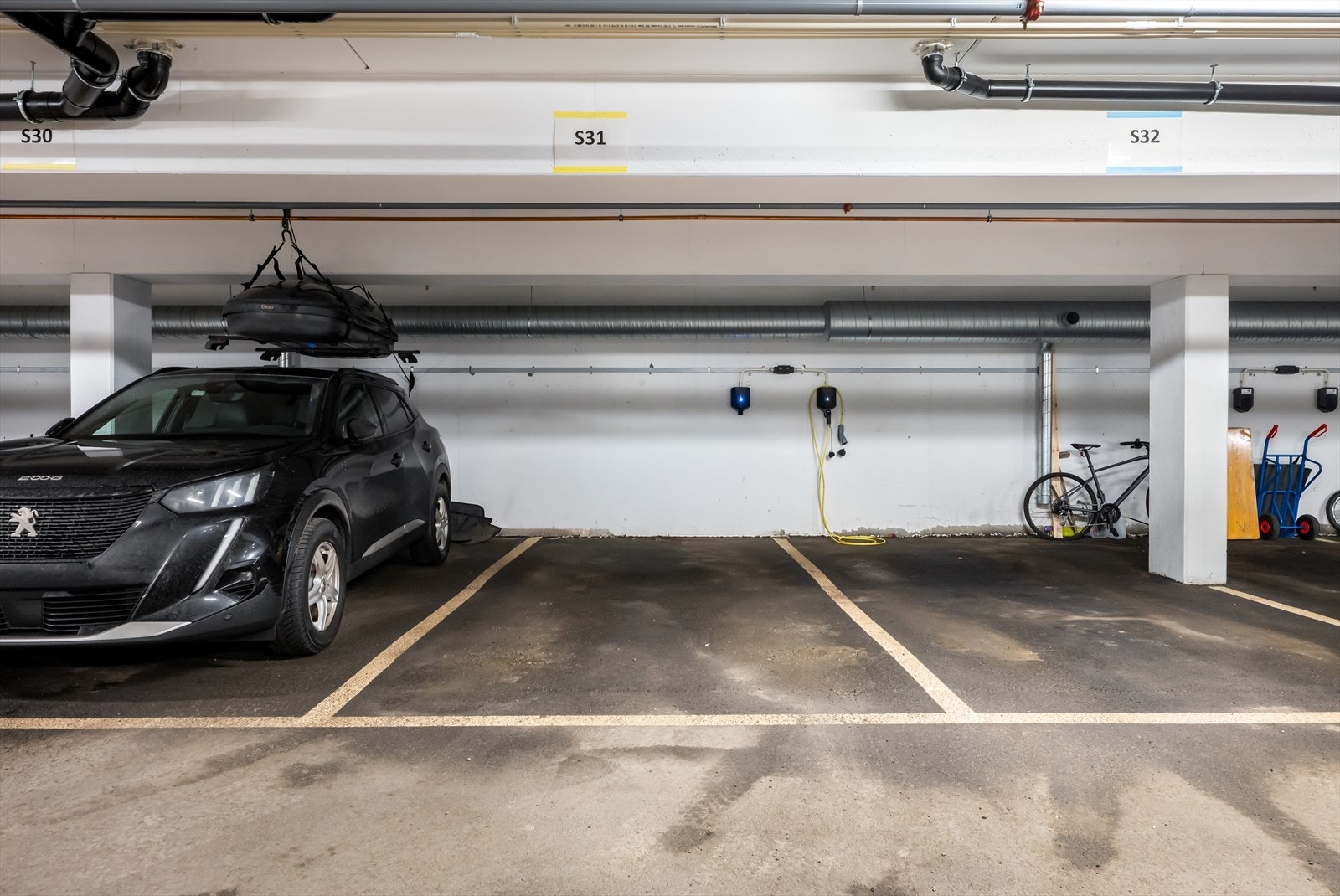 Det medfølger en fast garasjeplass i felles parkeringskjeller. Galleribilde