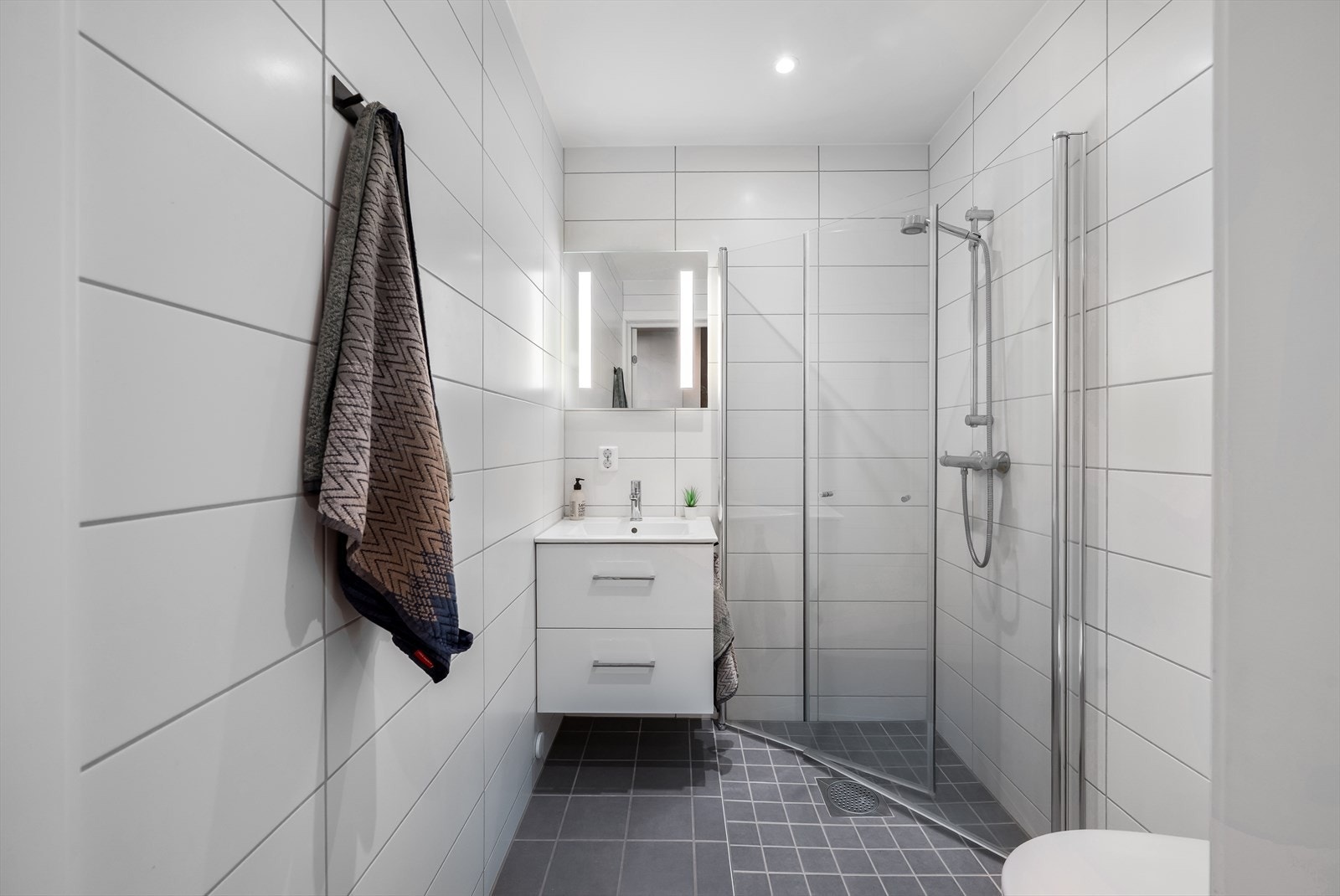 Praktisk bad i første etasje med flislagte overflater og gulvvarme. Galleribilde