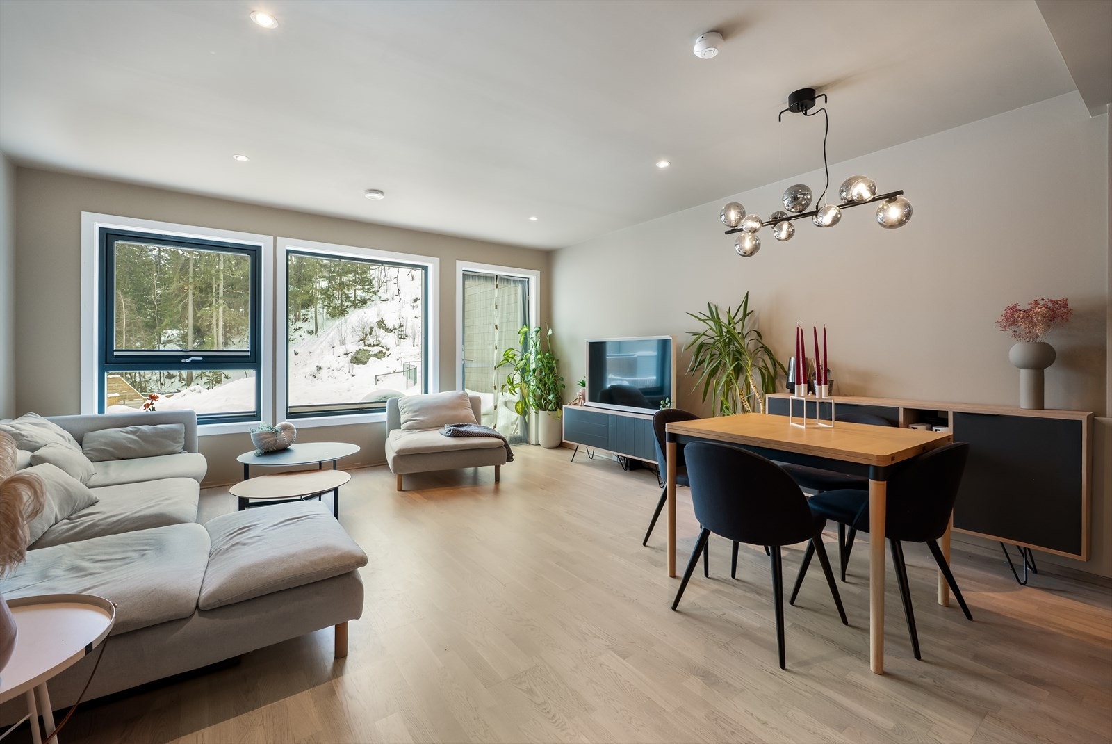 Store vindusflater med 3-lags glass gir rikelig med naturlig lys inn i stuen. Galleribilde